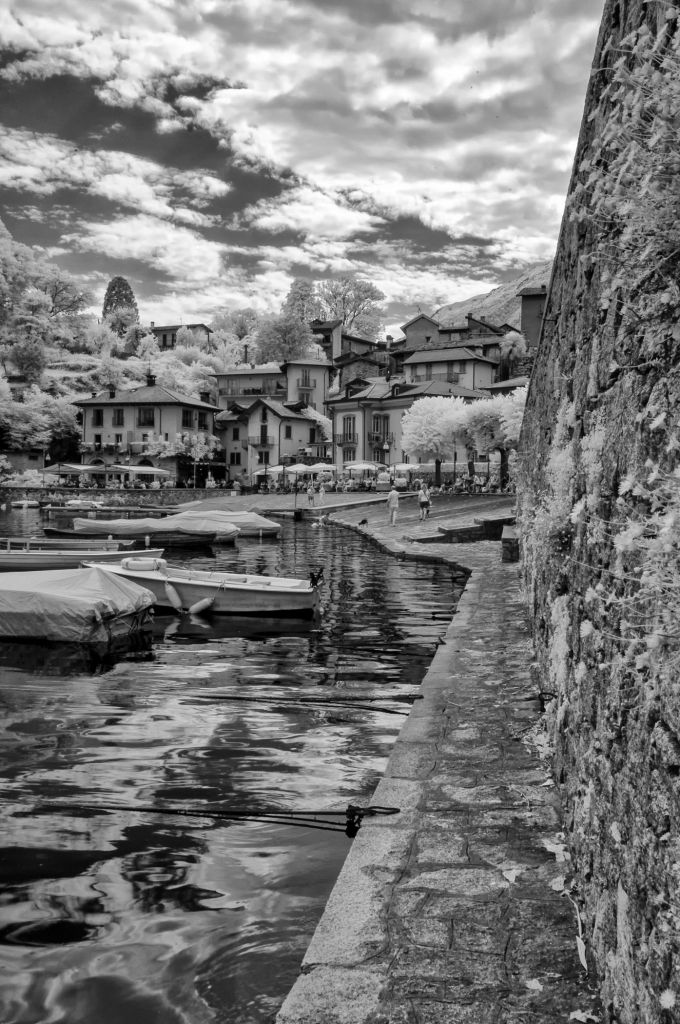 Lago di Mergozzo in infrarosso: muro, porto e borgo in bianco e nero