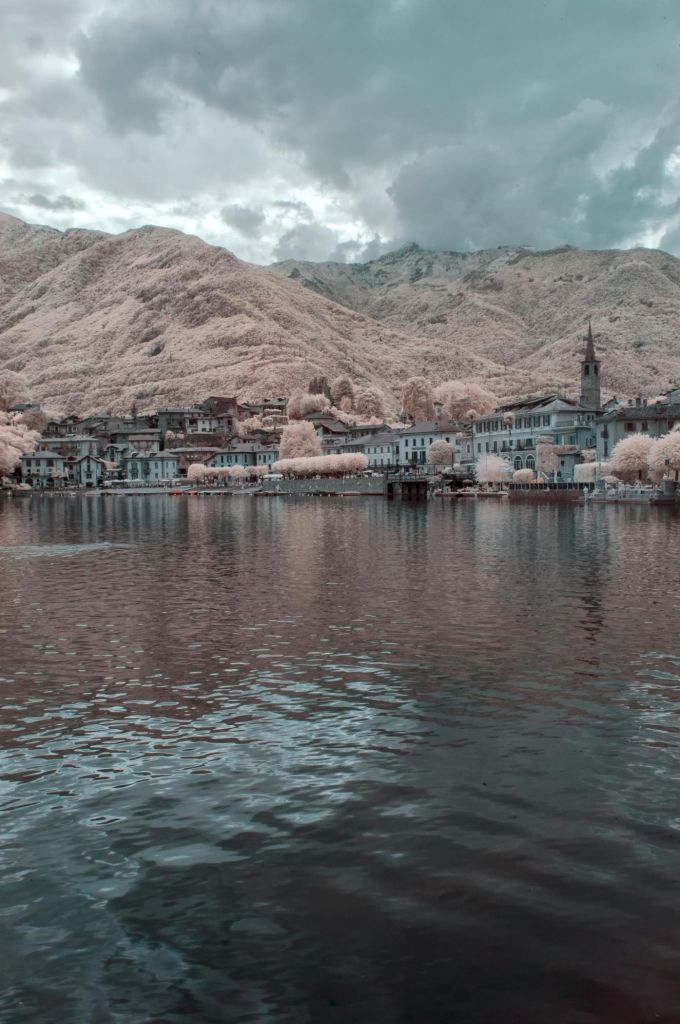Lago di Mergozzo in infrarosso: paesaggio sospeso tra acqua e montagne