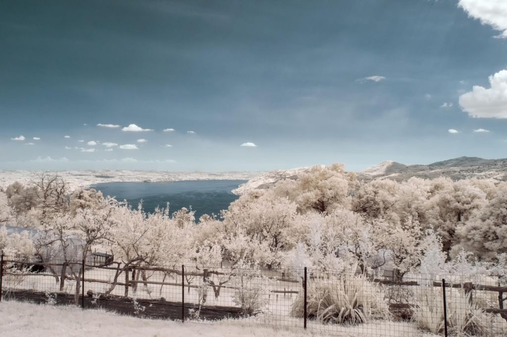 Fotografia infrarossa del Lago Maggiore tra realtà e visione