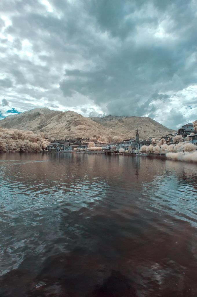 Lago di Mergozzo a infrarossi: atmosfera sospesa tra acqua e montagne