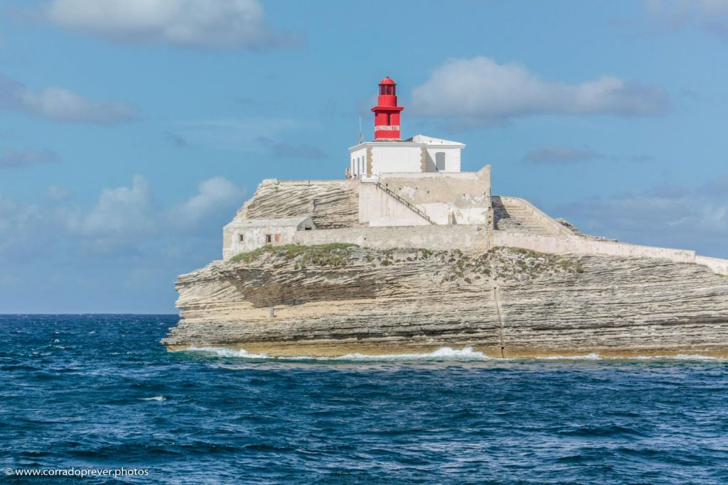 Faro in Corsica: scogliere bianche tra cielo e mare blu