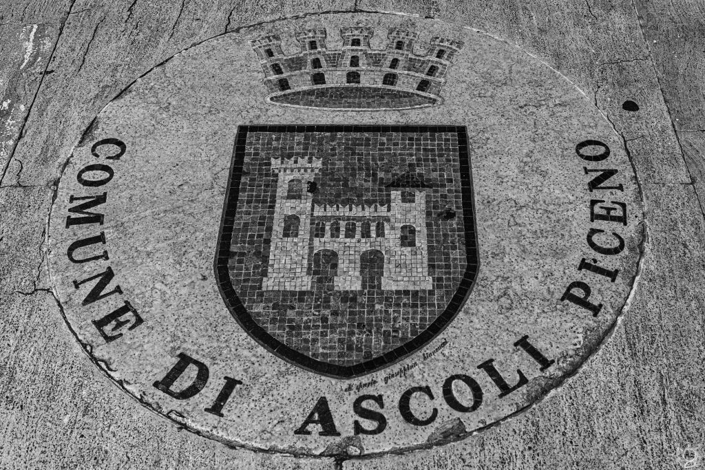 Stemma di Ascoli Piceno in bianco e nero: materia e prospettiva