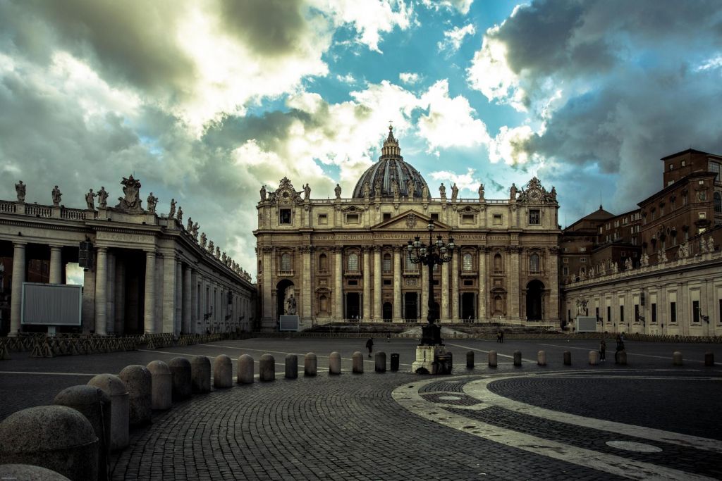 San Pietro in prospettiva tra dissuasori e cielo drammatico