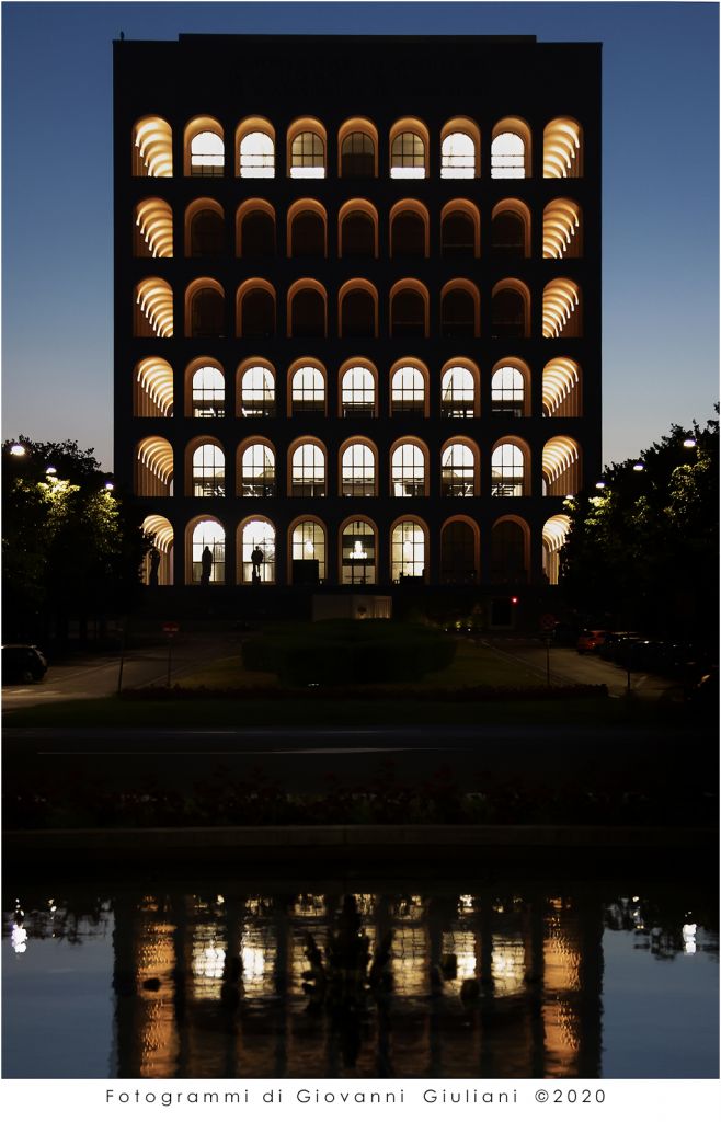 Palazzo della Civiltà del Lavoro tra simmetria e riflessi