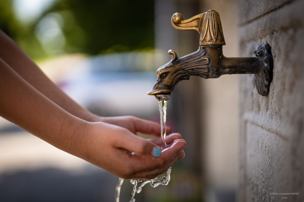 Acqua tra le mani: un gesto di sollievo al rubinetto