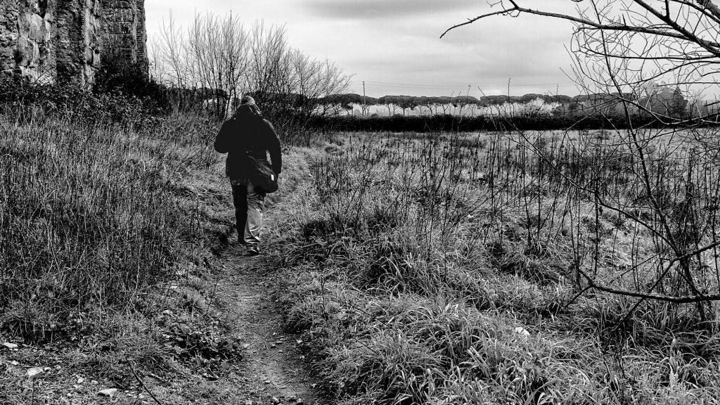 Fotografia in bianco e nero: il sentiero verso l’orizzonte