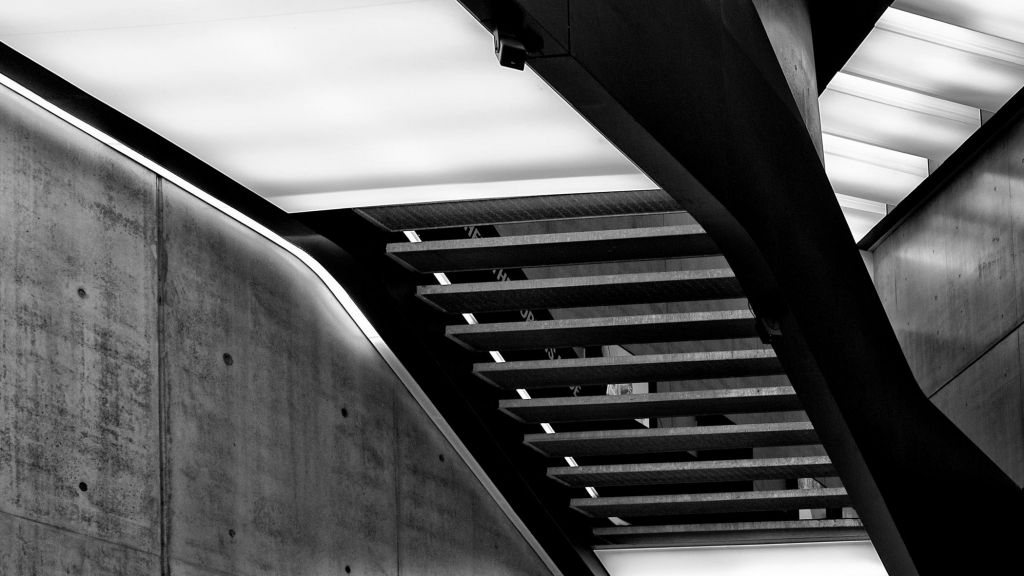 Scala in bianco e nero al Museo MAXXI: geometrie architettoniche