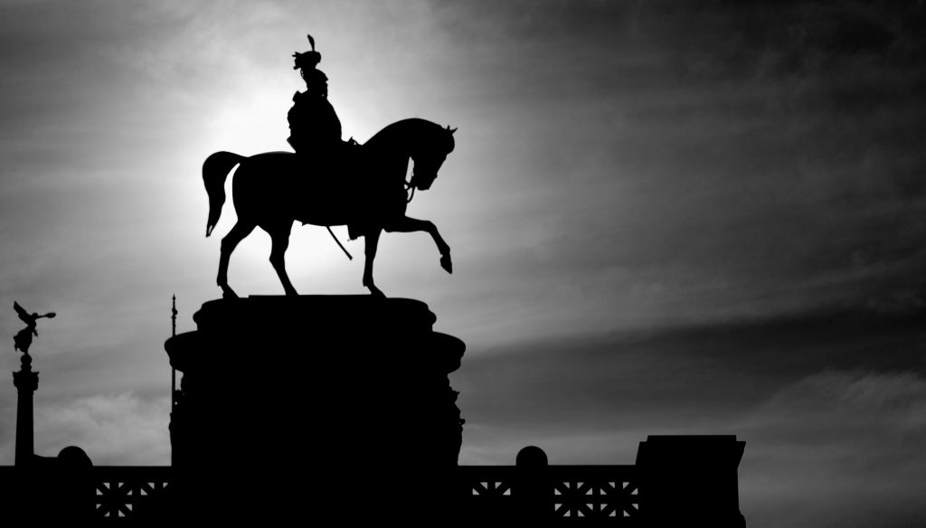 Statua equestre di Vittorio Emanuele II in silhouette