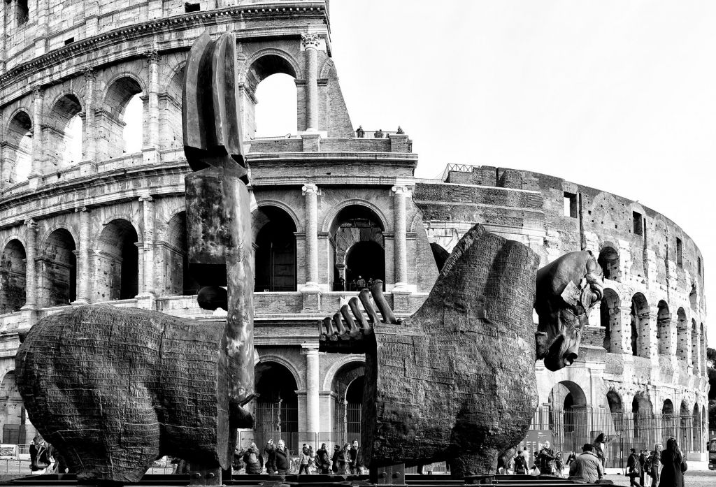 Cavallo mutilato in bianco e nero davanti al Colosseo