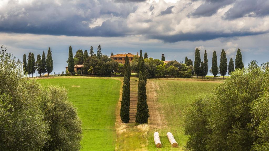 Paesaggio toscano con cipressi e Casa Gladiatore