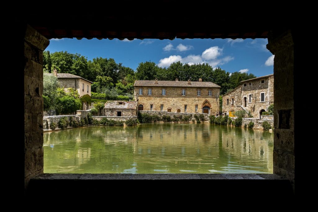 Bagno Vignoni fotografato attraverso una cornice scura