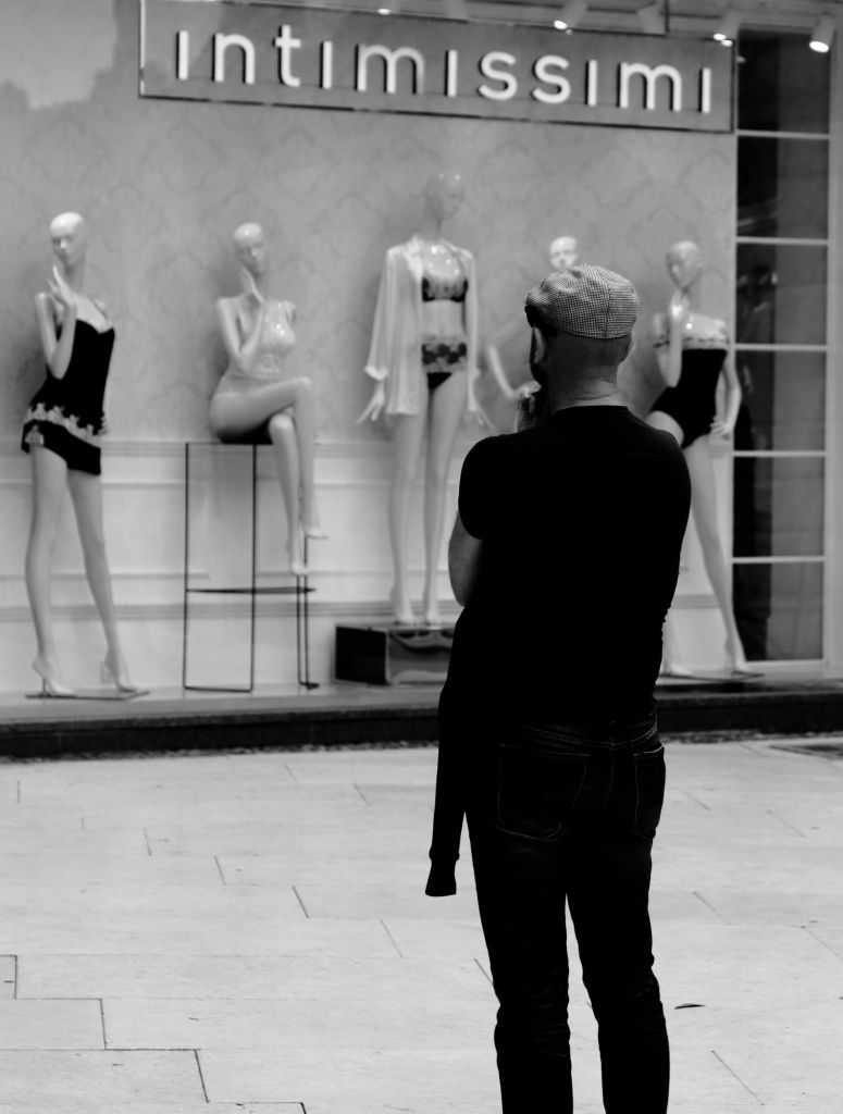 Fotografia in bianco e nero: l’istante sospeso davanti alla vetrina