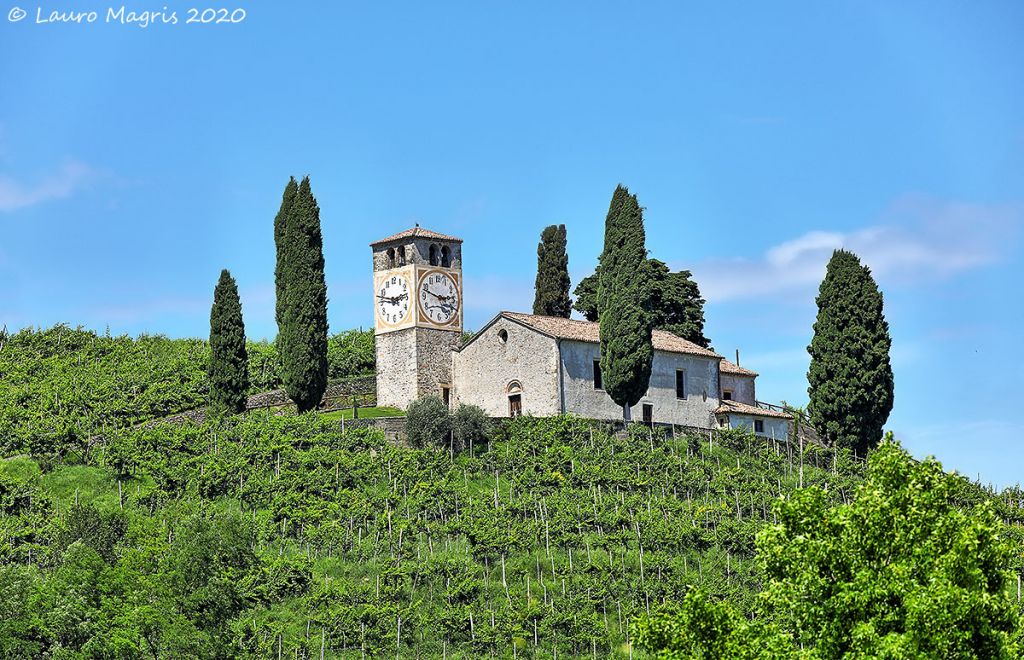 San Vigilio tra cipressi, vigneti e luce limpida