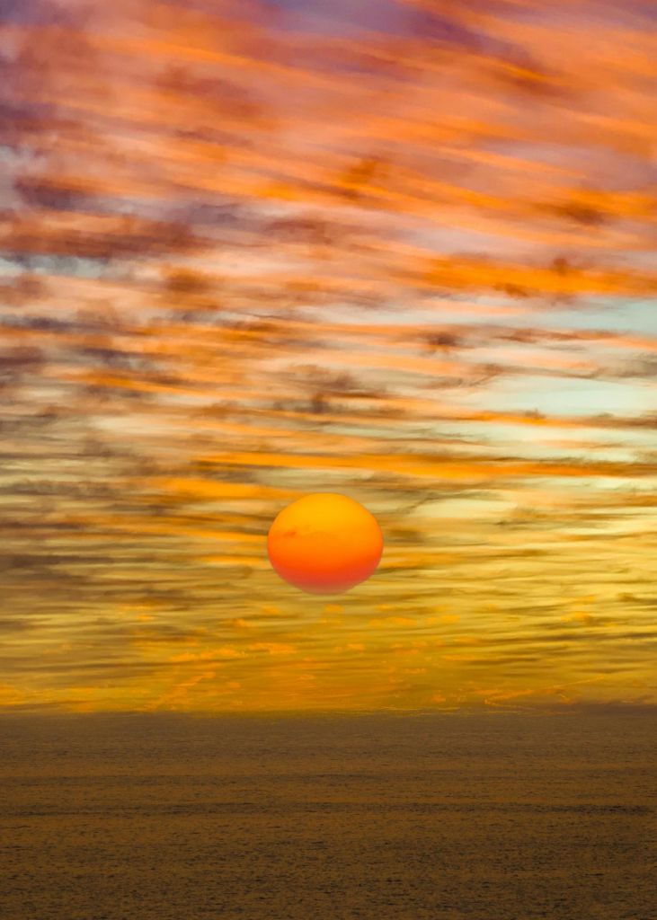 Mondi lontani tra sole e movimento astratto