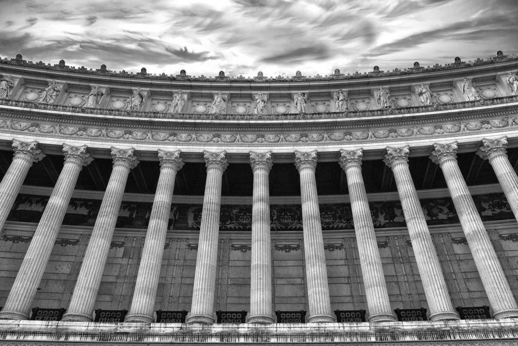 Colonnato dell’Altare della Patria in bianco e nero