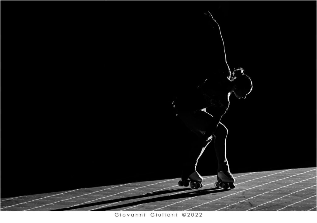 Pattinaggio artistico in controluce: eleganza in bianco e nero
