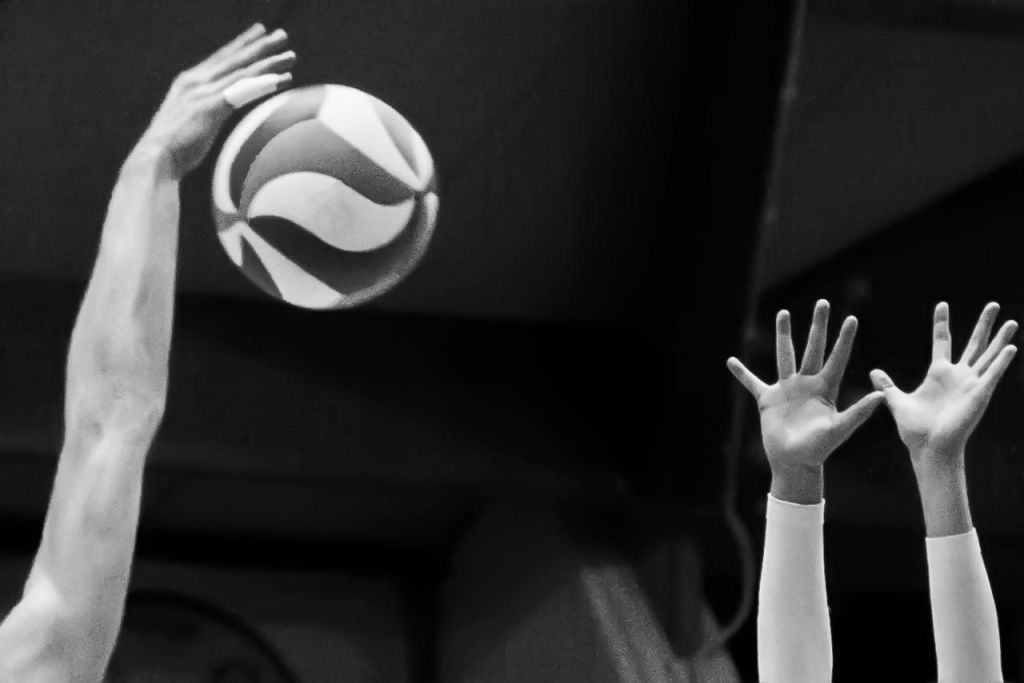 Volley in bianco e nero: mani e palla nel momento decisivo