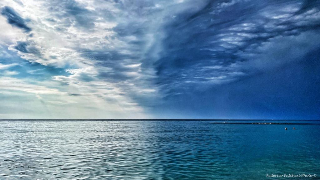 Contrasto tra luce e ombra sul mare prima del temporale