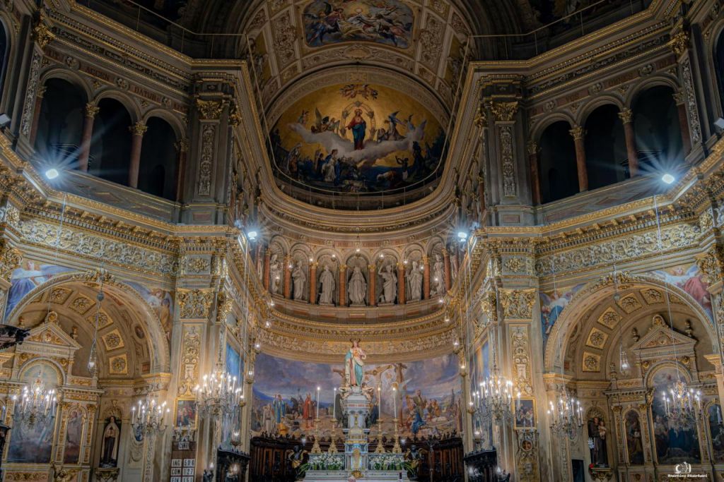 Interno della Chiesa di Bussana a Sanremo: altare e affreschi