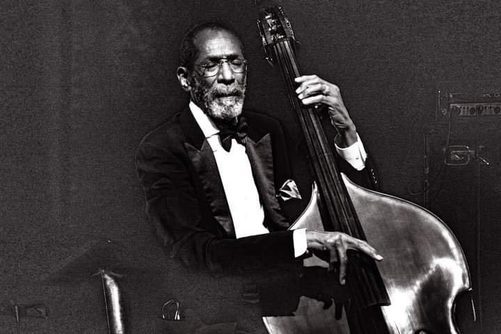 Ritratto musicale in bianco e nero di Ron Carter al jazz 2022