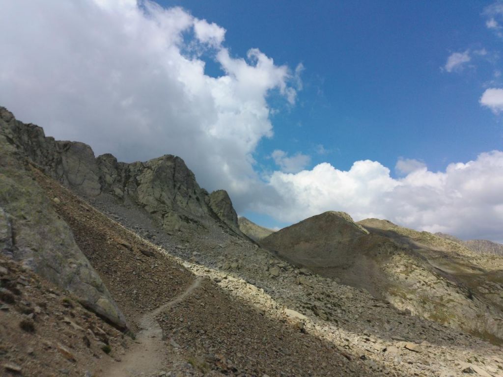 Fotografia delle Alpi Marittime: il sentiero tra luce e rocce