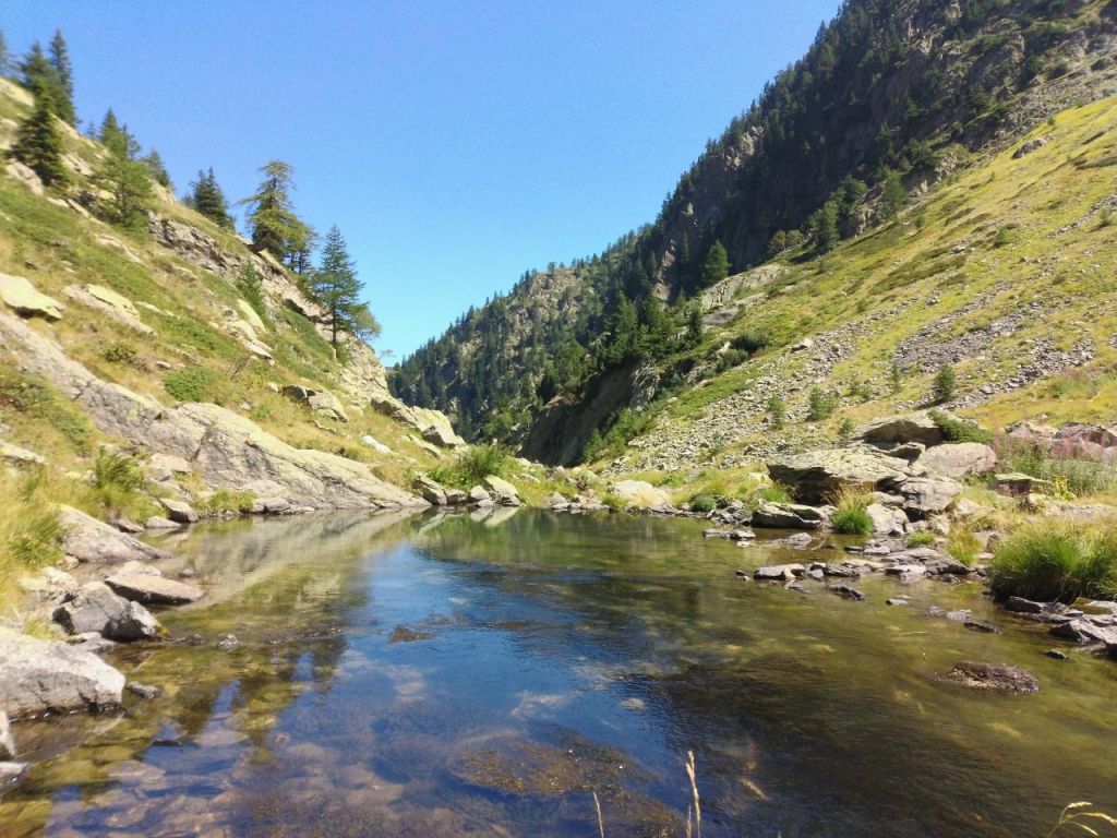 Vallone di San Bernolfo: il fiume guida lo sguardo tra le Alpi Marittime