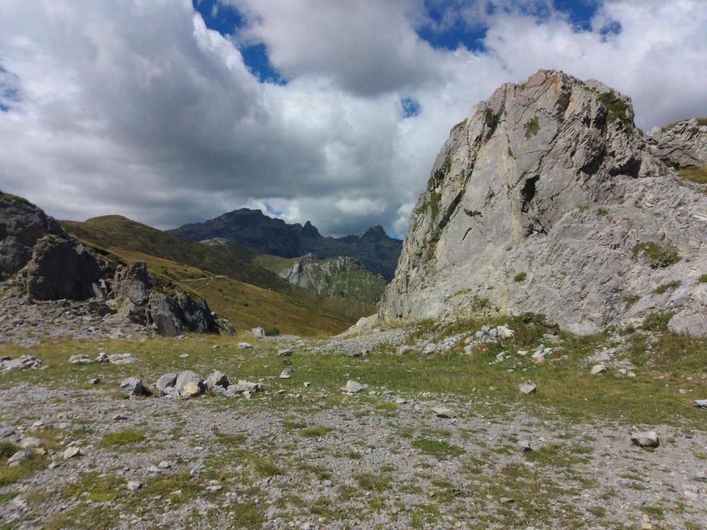 Paesaggio montano al Colle di Tenda tra rocce e nuvole