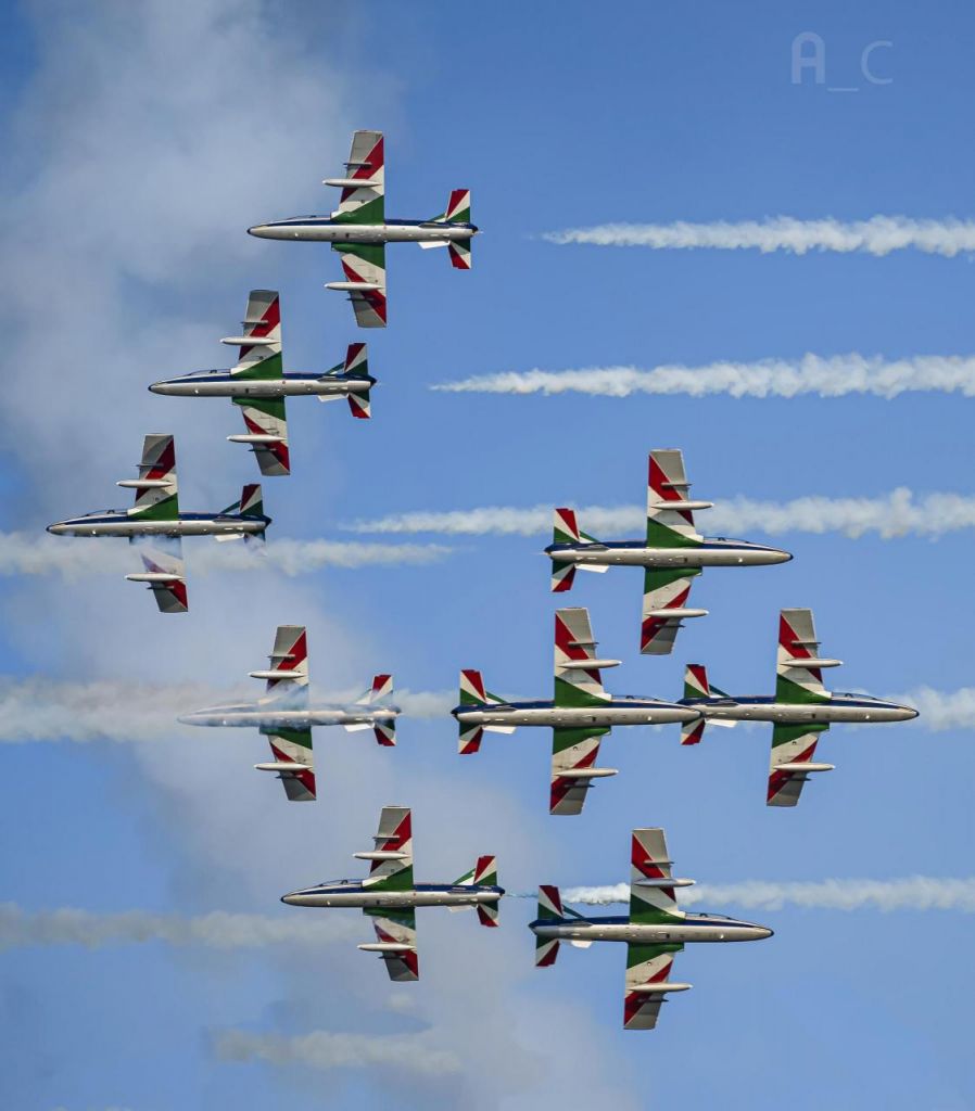 Frecce Tricolori in formazione: precisione e colori nel cielo
