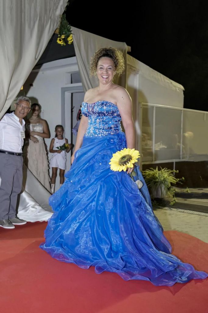 Matrimonio sul tappeto rosso: il sorriso della donna in blu