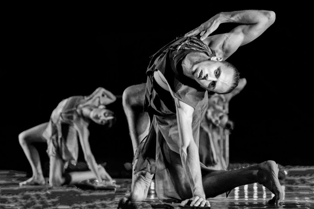 Teatro all’Aperto: danza in bianco e nero tra luci e ombre