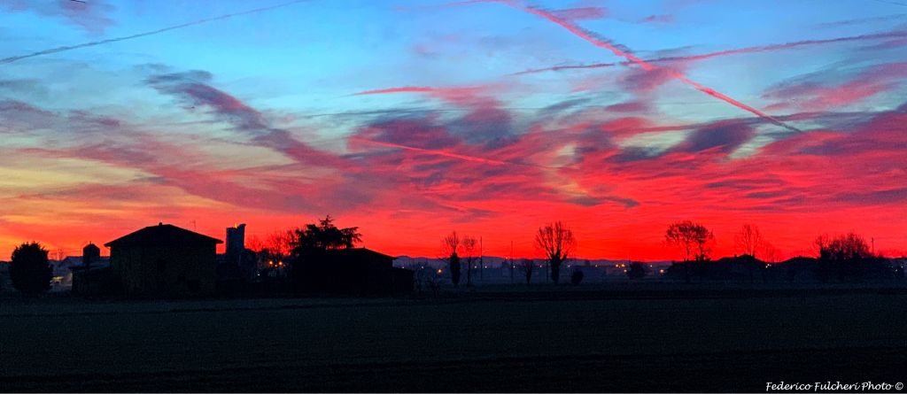 Tramonto sulla periferia fossanese tra cielo e silhouette