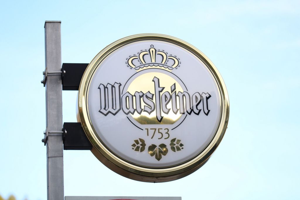 Cartello Warsteiner: geometria e luce in un’insegna urbana