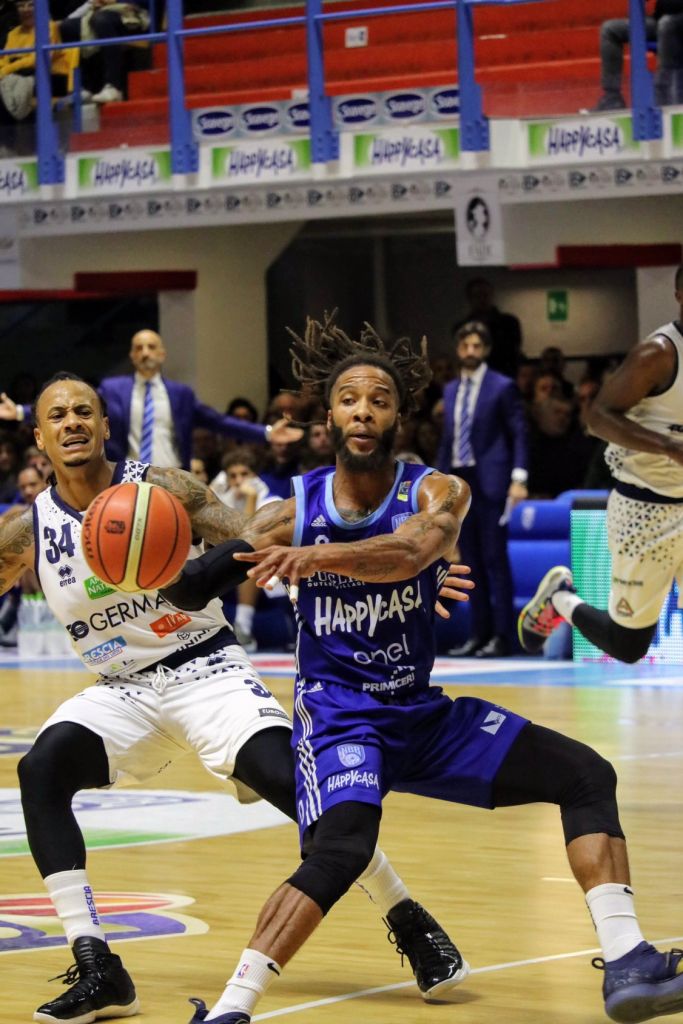 Fotografia sportiva: tensione e movimento tra due giocatori