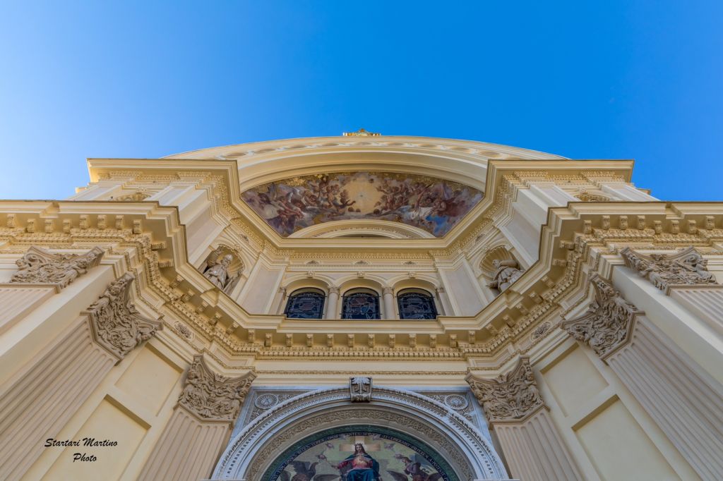 Santuario del Sacro Cuore di Gesù a Bussana: facciata dal basso