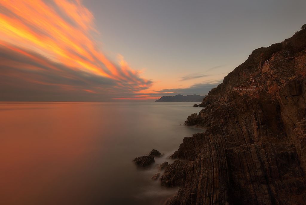 Rio...maggiore al tramonto tra scogliera e mare vellutato