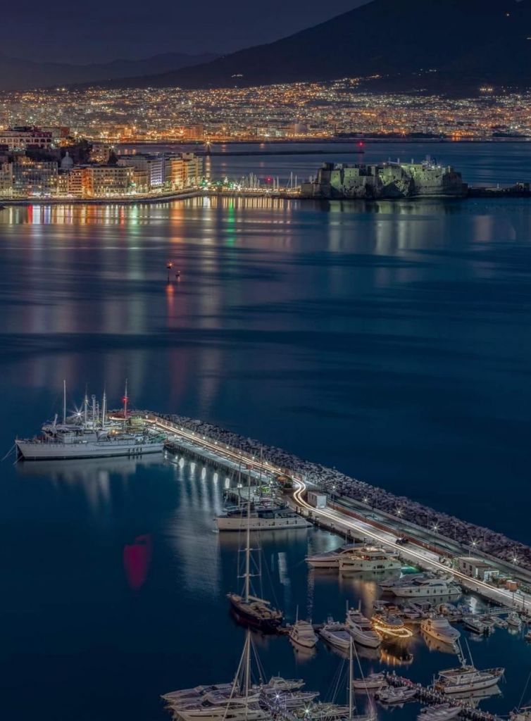 Paesaggio urbano notturno con Vesuvio: la foto di Gianni Castaldo