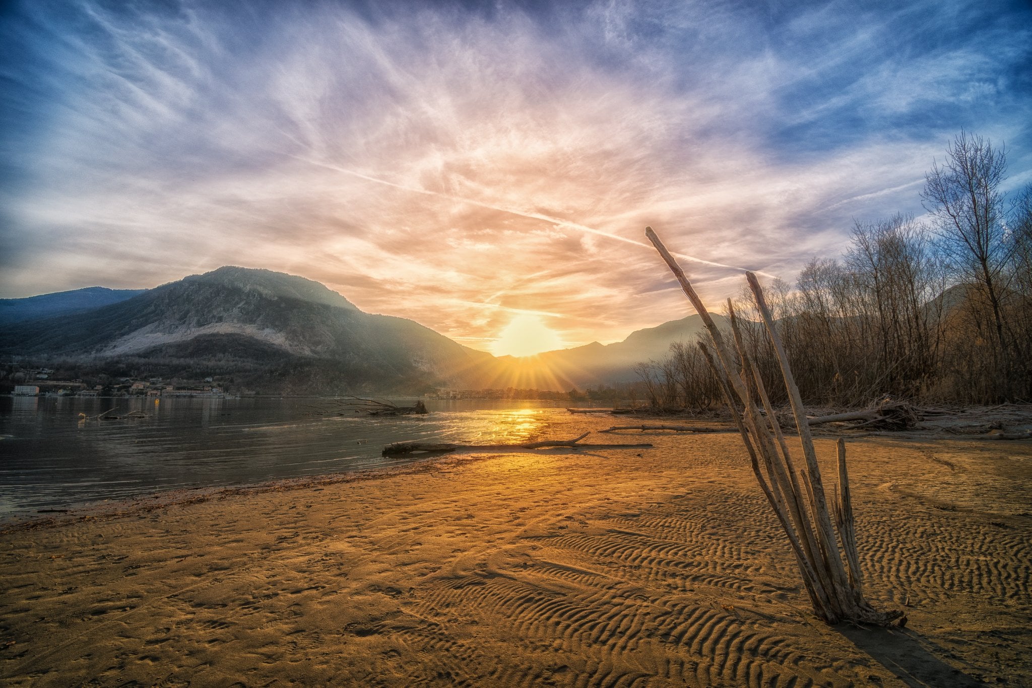 Tramonto sul Gravellone Toce: quieta potenza e linee di riva