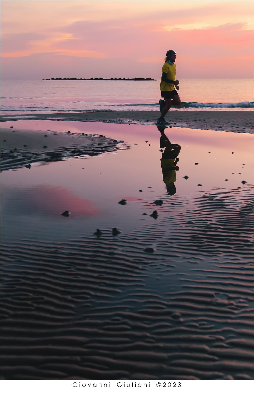 Alba, silenzio e riflessi: la corsa che tinge il mare di rosa e arancio