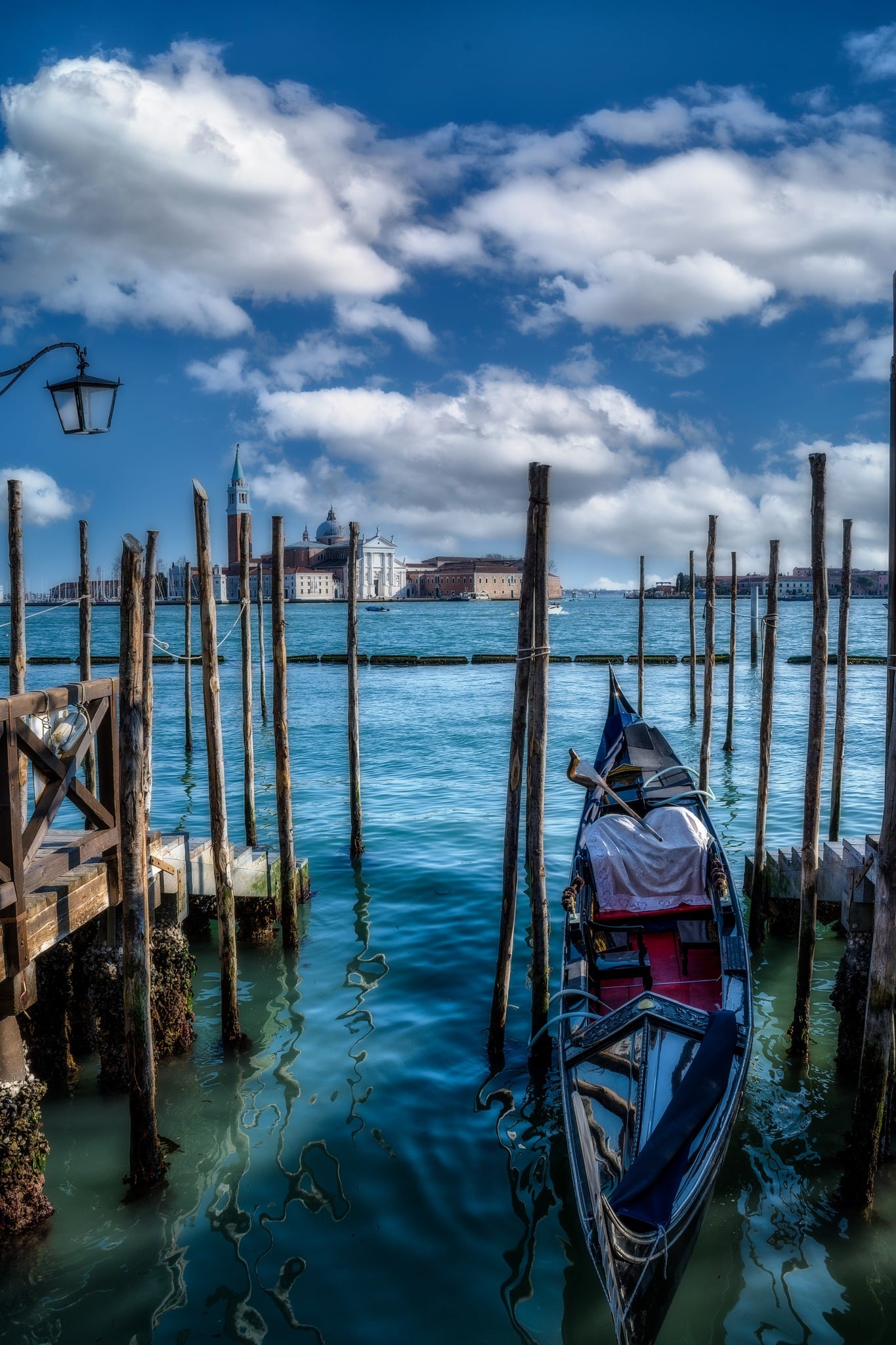 Venezia tra palizzate, cielo e riflessi: letture di luce e spazio