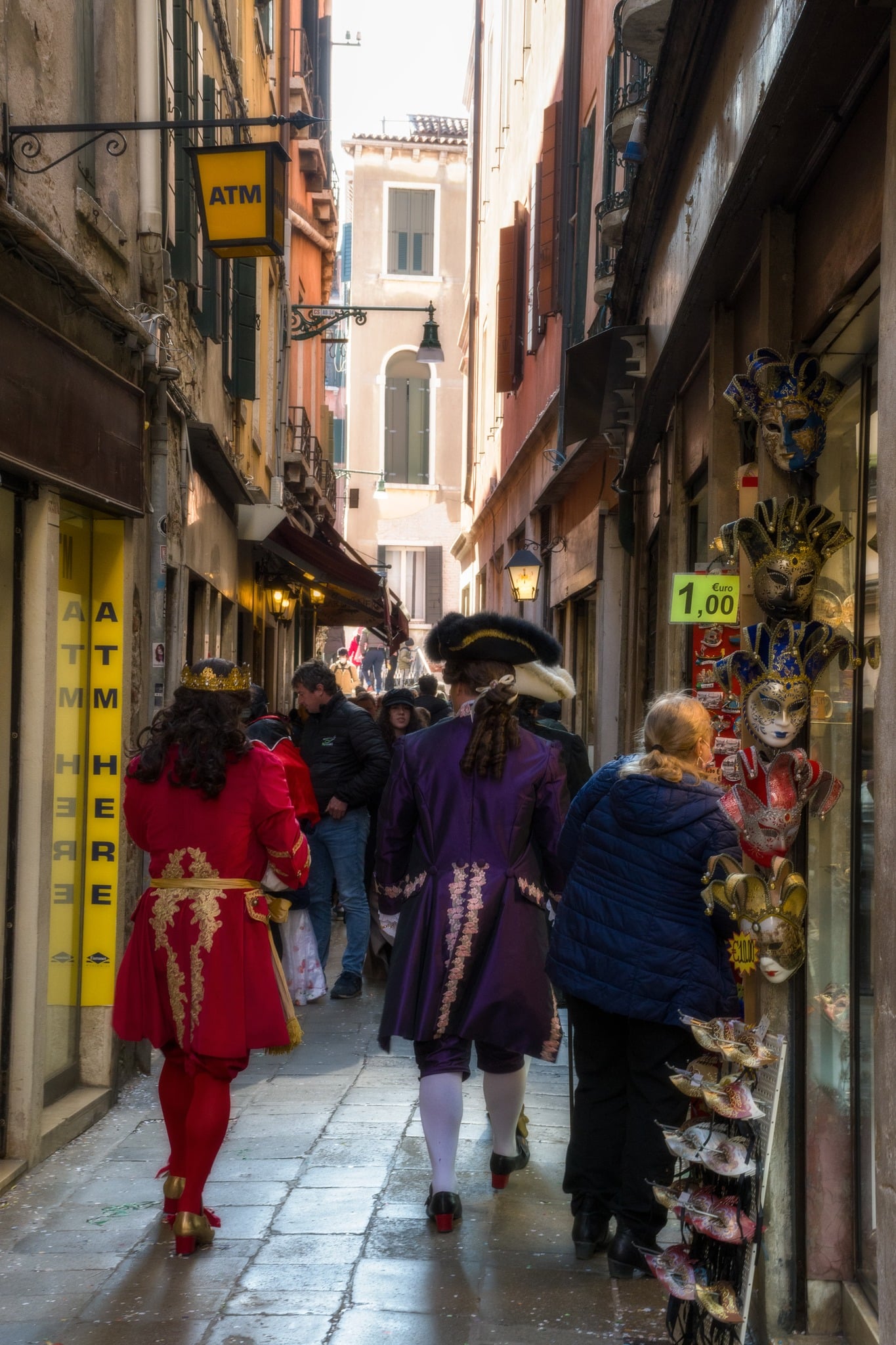 Venezia: colori e voci del Carnevale lungo una calle affollata