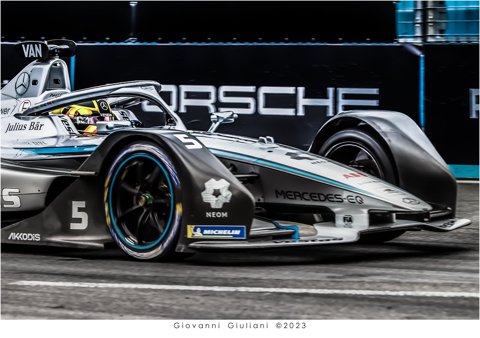 Mercedes-EQ: dinamismo sobrio e dettagli cromatici su frontale e ruota