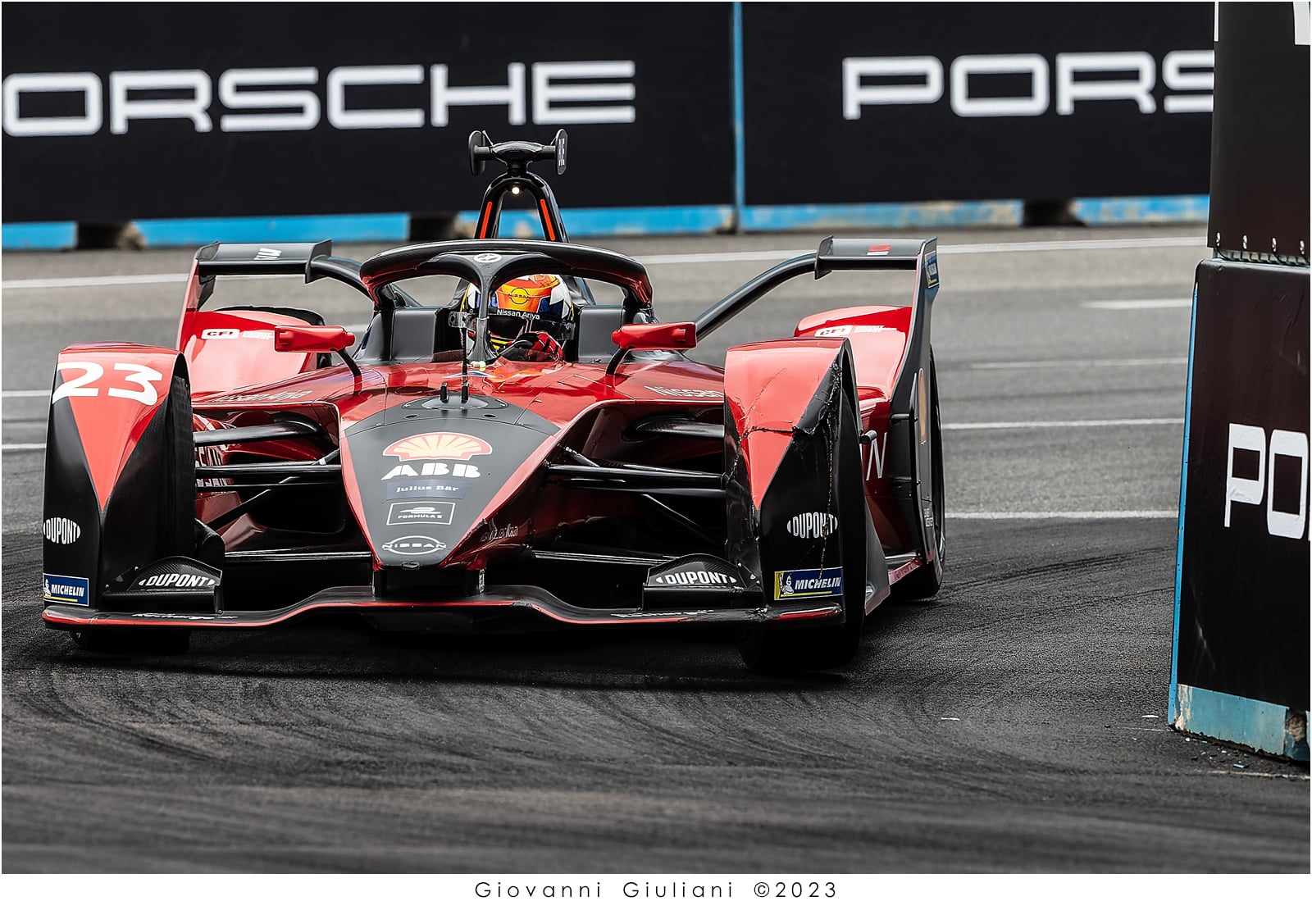 Formula E: equilibrio tra rosso vivo, nero lucido e dinamismo della monoposto Buemi