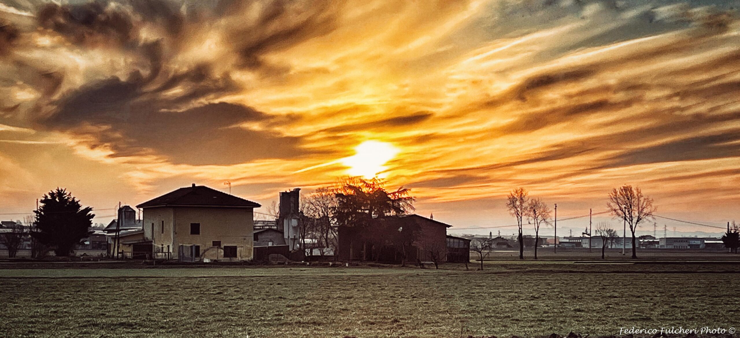 Tramonto dream-like: luci calde, ombre delicate e profondità paesaggistica