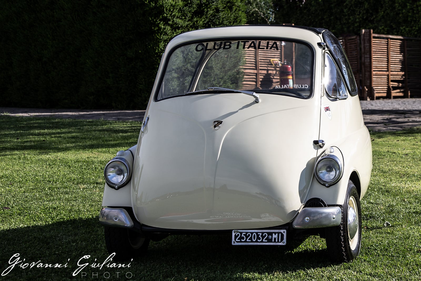 Isetta in luce: morbide curve e dettaglio cromato tra prato e nitidezza focalizzata
