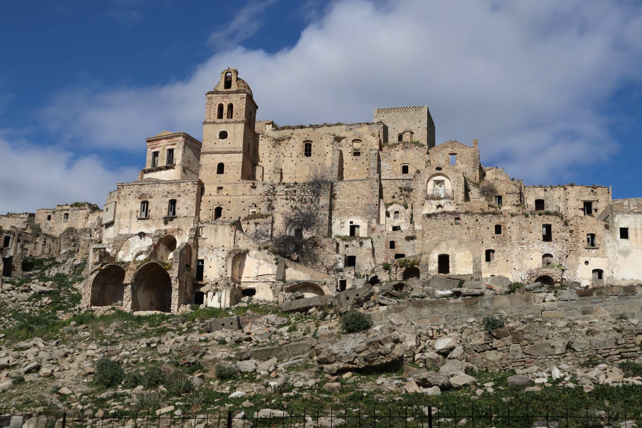 Craco: silenzio di pietra tra archi e cielo, memoria che resiste