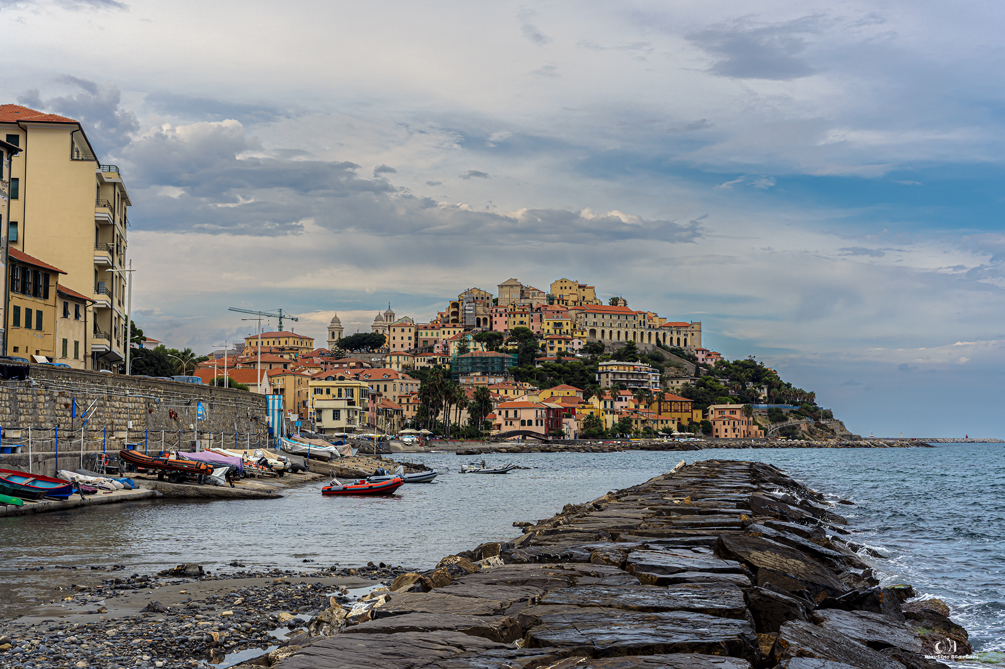 Imperia Porto Maurizio: ritocco sobrio di prospettiva tra borgo e nuove facciate