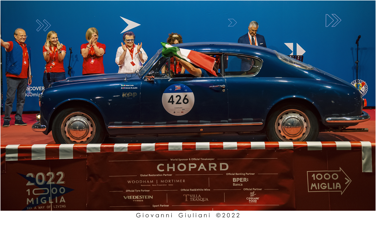 Lancia Aurelia 1000 Miglia: equilibrio tra vettura e cornice umana in 16:9