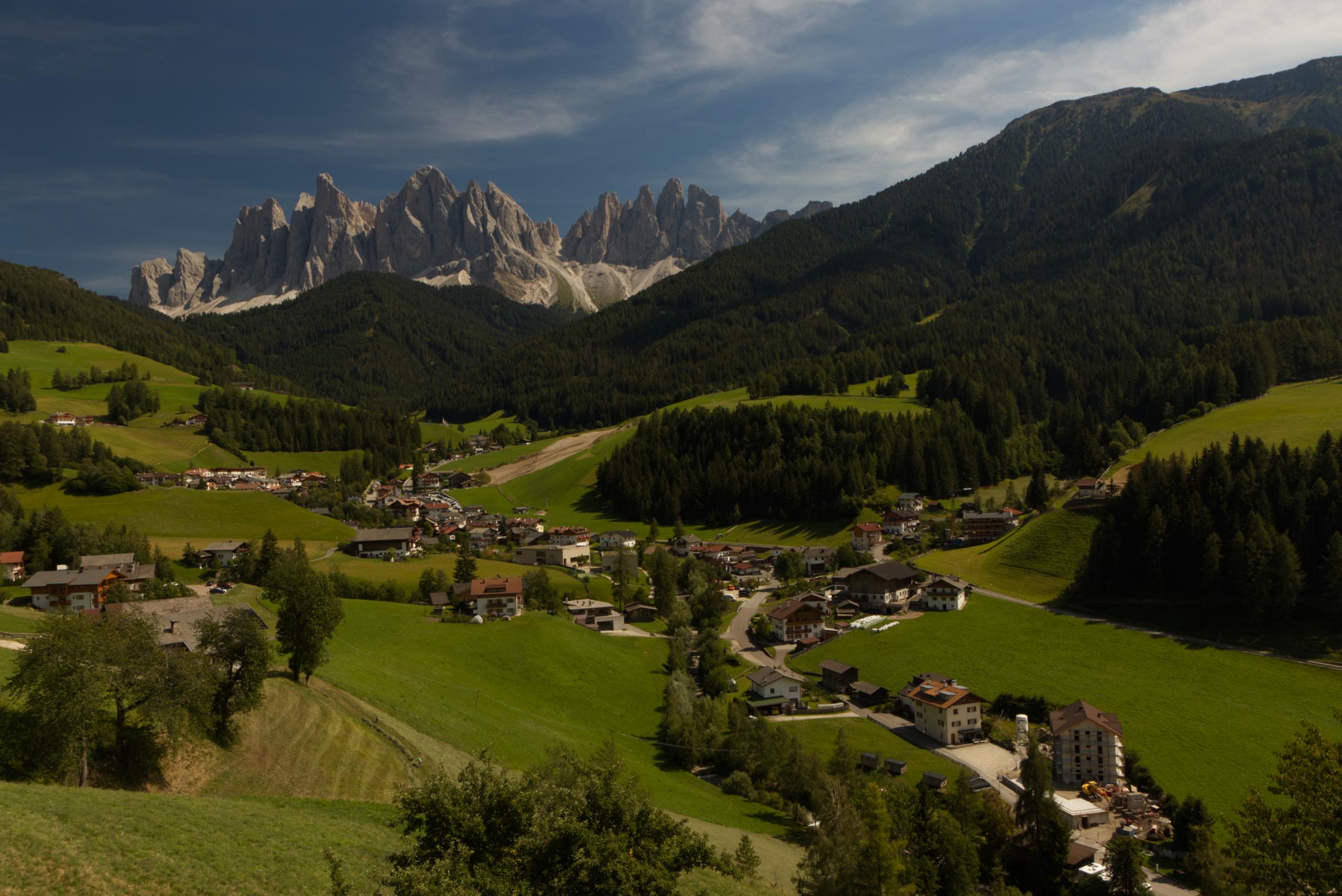 Val di Funes: equilibrio tra bosco profondo e guglie, luce e colore