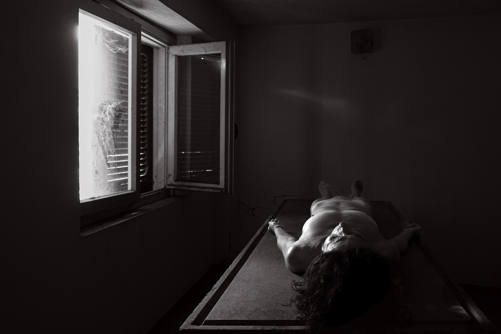 Fotografia drammatica: Un aiuto negato tra luce e ombra