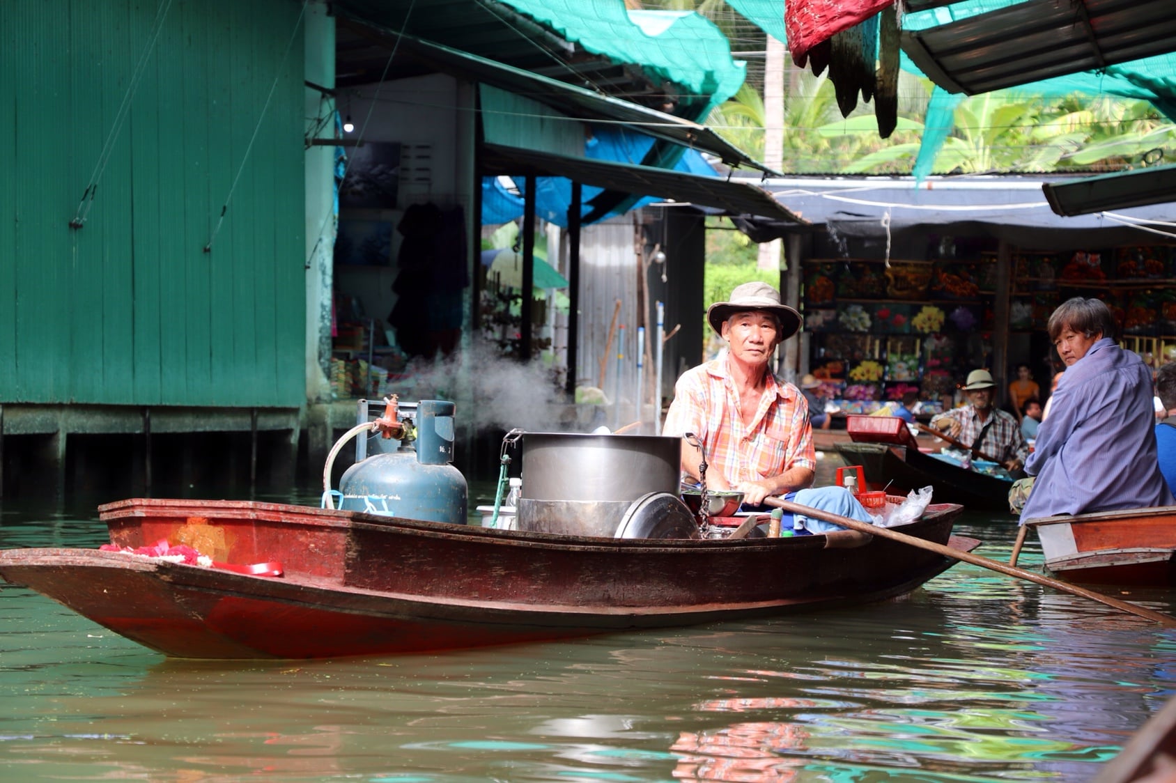 Contesto, luci e volti: guidare lo sguardo in un mercato galleggiante thailandese